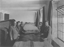 Tone Knaflič, lastnik tovarne usnja v Kamniku (spredaj levo), nasproti njega stoji obratovodja Franc Kumer. Fotografija je nastala 1940.